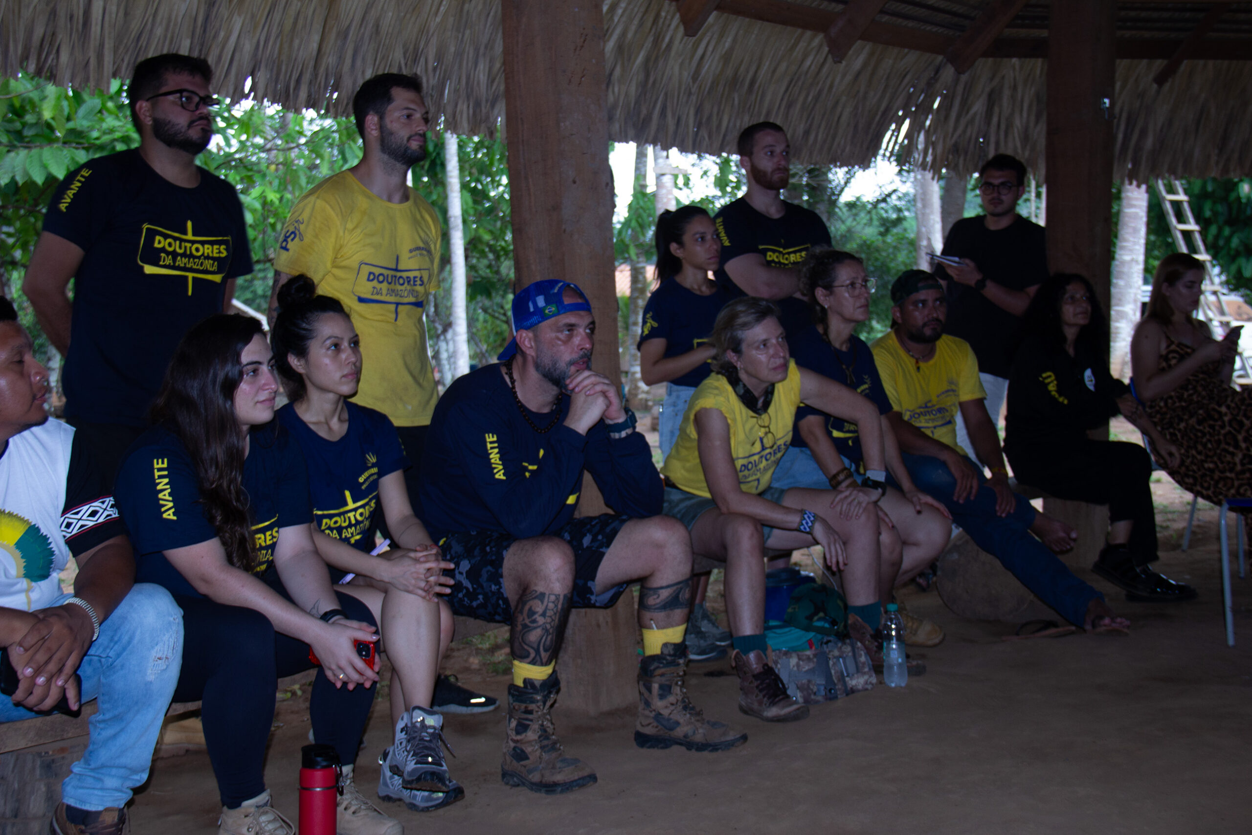 Voluntários da ONG Doutores da Amazônia reunidos junto do Dr. Caio Machado.